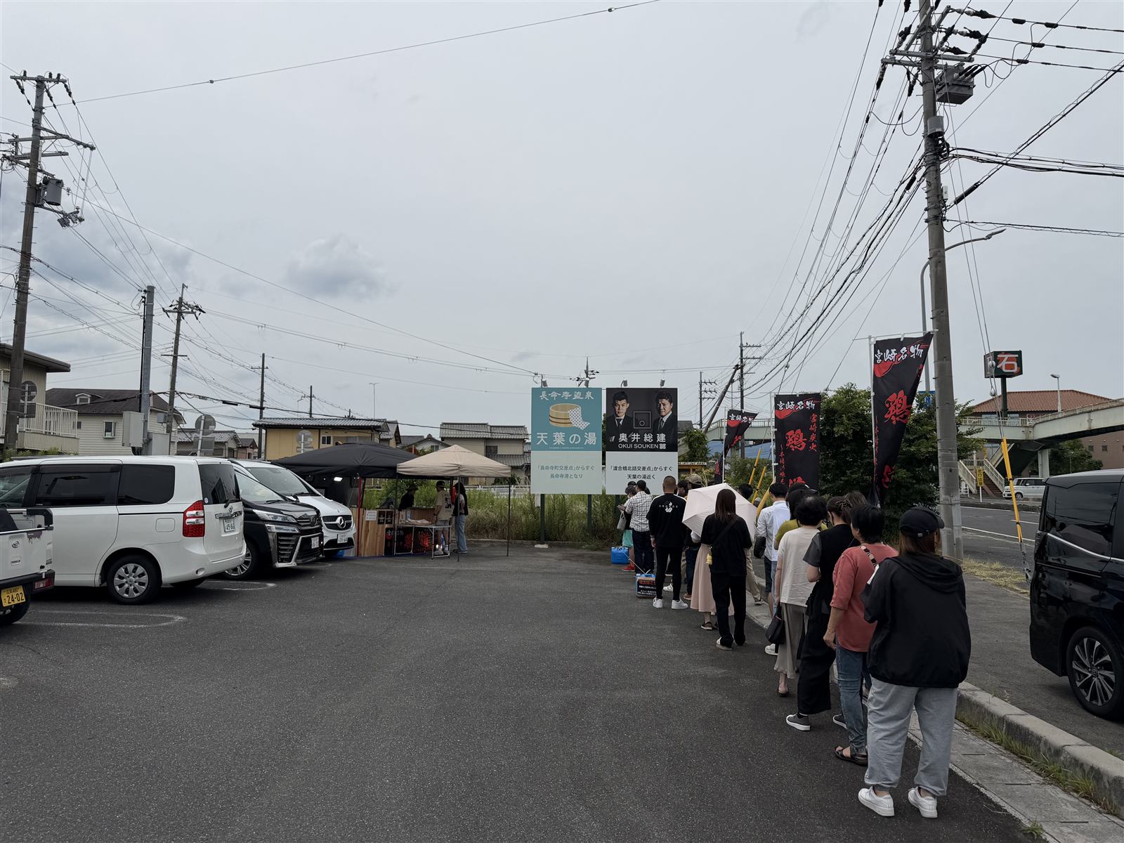 鶏道の屋台に並ぶお客さんの行列